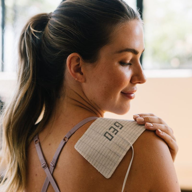 Woman with the Geo device in the shoulder