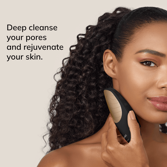 Black and gold facial brush with packaging displaying 'GESKE' brand on a white background