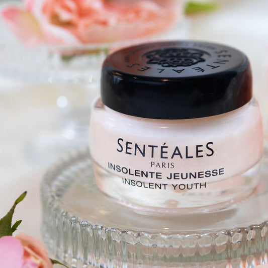 Cosmetic jar labeled 'Senteales' on a floral background