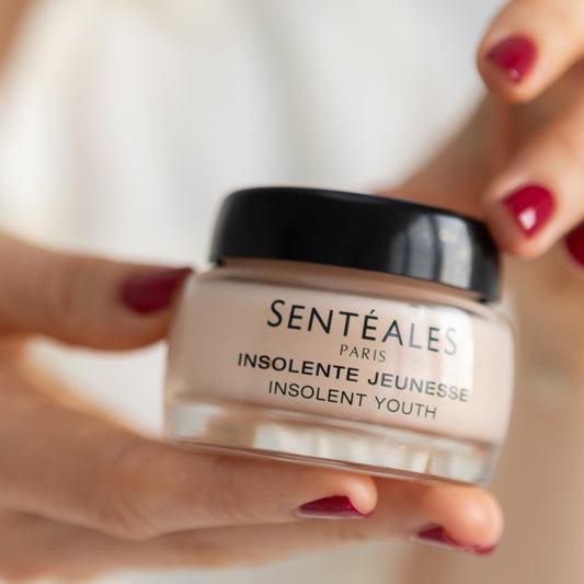 Cosmetic jar labeled 'Senteales' on a floral background