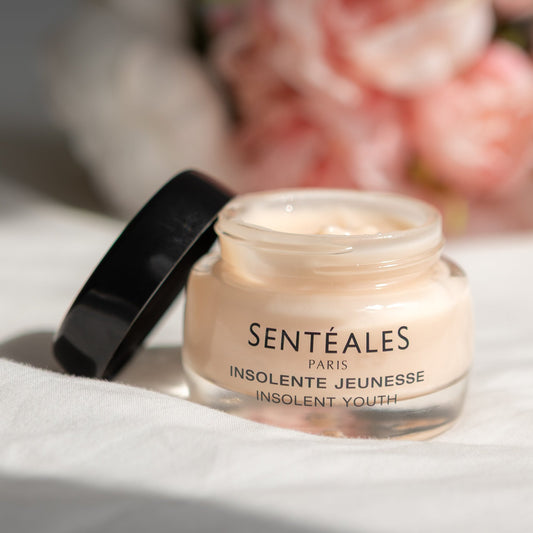 Cosmetic jar labeled 'Senteales' on a floral background