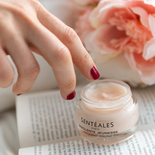 Cosmetic jar labeled 'Senteales' on a floral background