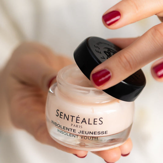 Cosmetic jar labeled 'Senteales' on a floral background
