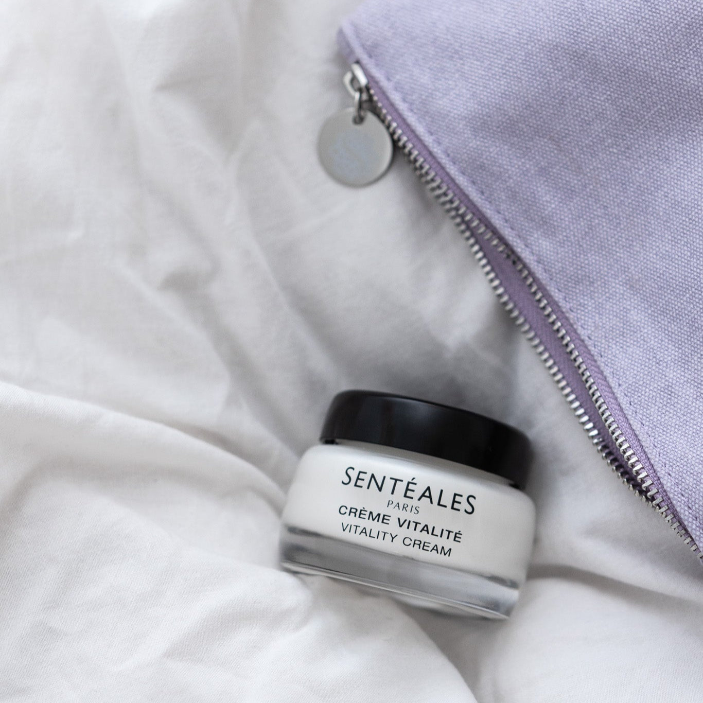 Jar of Séntéales Crème Vitalité on a light fabric background