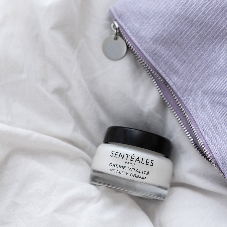 Jar of Séntéales Crème Vitalité on a light fabric background