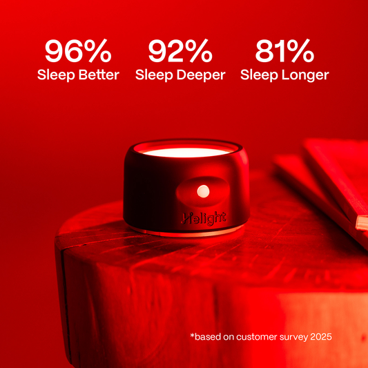 Sleep device with red light and 'Nelight' branding, next to its packaging on a black background.