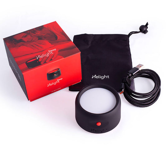 Sleep device with red light and 'Nelight' branding, next to its packaging on a black background.